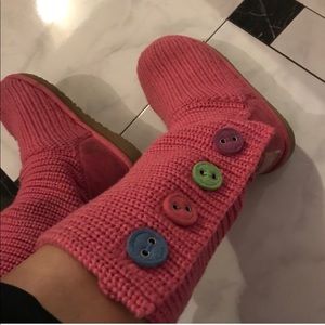 Knit uggs, pink with multicolor buttons